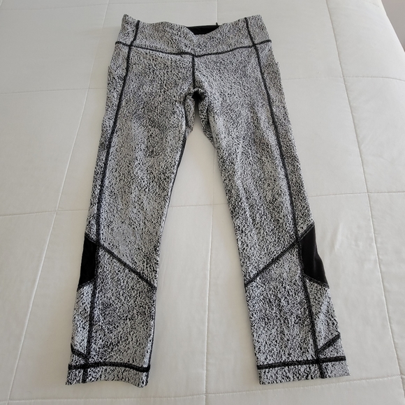 Lululemon Outrun Athletic Crops Power Luxtreme in Spray Jacquard White/Black, 8 - Picture 3 of 10